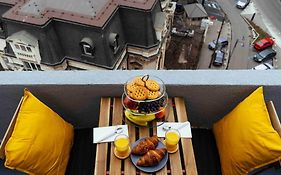 Stunning Views - Top Location - Netflix + Balcony