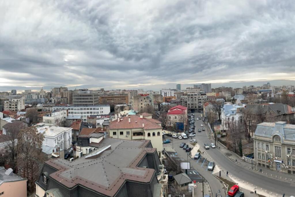 Appartamento Stunning Views - Top Location - Netflix + Balcony Bucarest Esterno foto