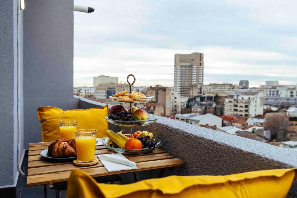 Appartamento Stunning Views - Top Location - Netflix + Balcony Bucarest Esterno foto