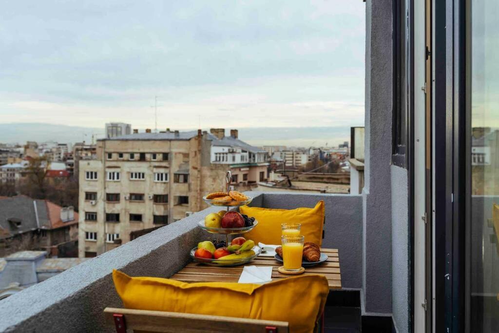 Appartamento Stunning Views - Top Location - Netflix + Balcony Bucarest Esterno foto