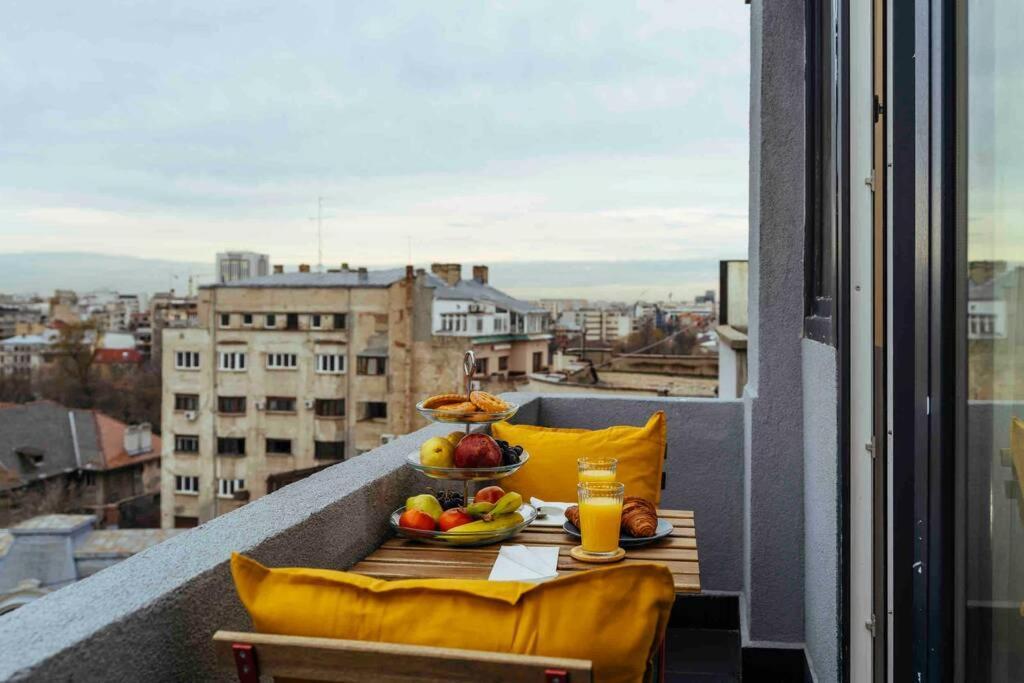 Stunning Views - Top Location - Netflix + Balcony Bucarest Esterno foto