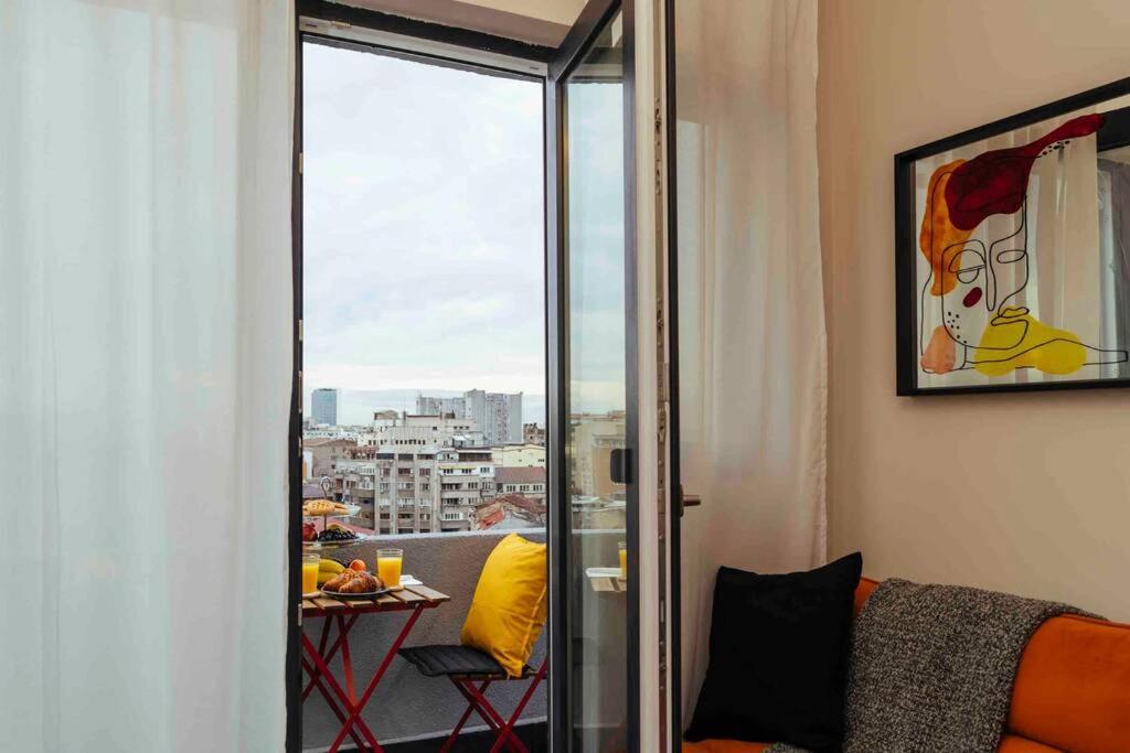 Appartamento Stunning Views - Top Location - Netflix + Balcony Bucarest Esterno foto