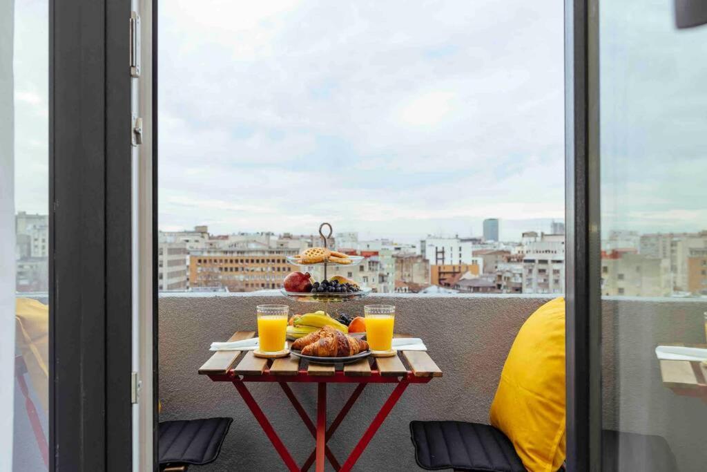 Appartamento Stunning Views - Top Location - Netflix + Balcony Bucarest Esterno foto