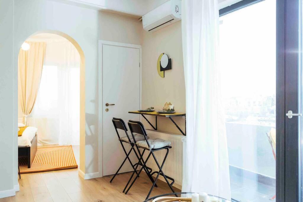 Stunning Views - Top Location - Netflix + Balcony Bucarest Esterno foto