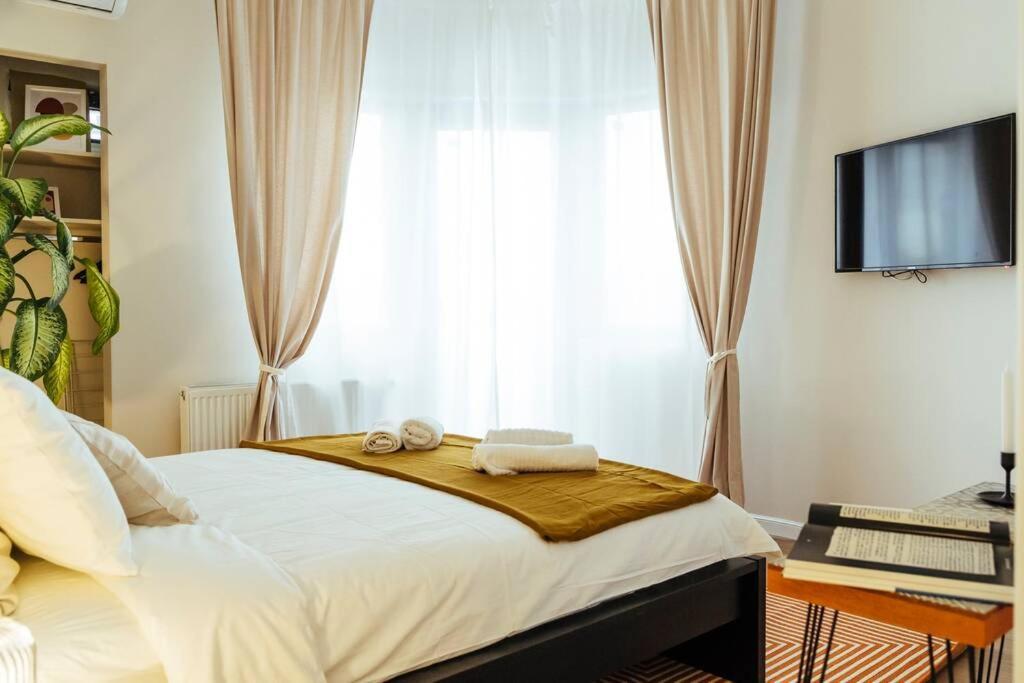Stunning Views - Top Location - Netflix + Balcony Bucarest Esterno foto