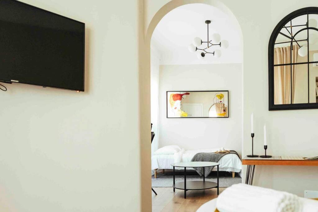 Stunning Views - Top Location - Netflix + Balcony Bucarest Esterno foto