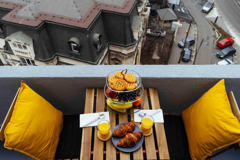 Appartamento Stunning Views - Top Location - Netflix + Balcony Bucarest Esterno foto