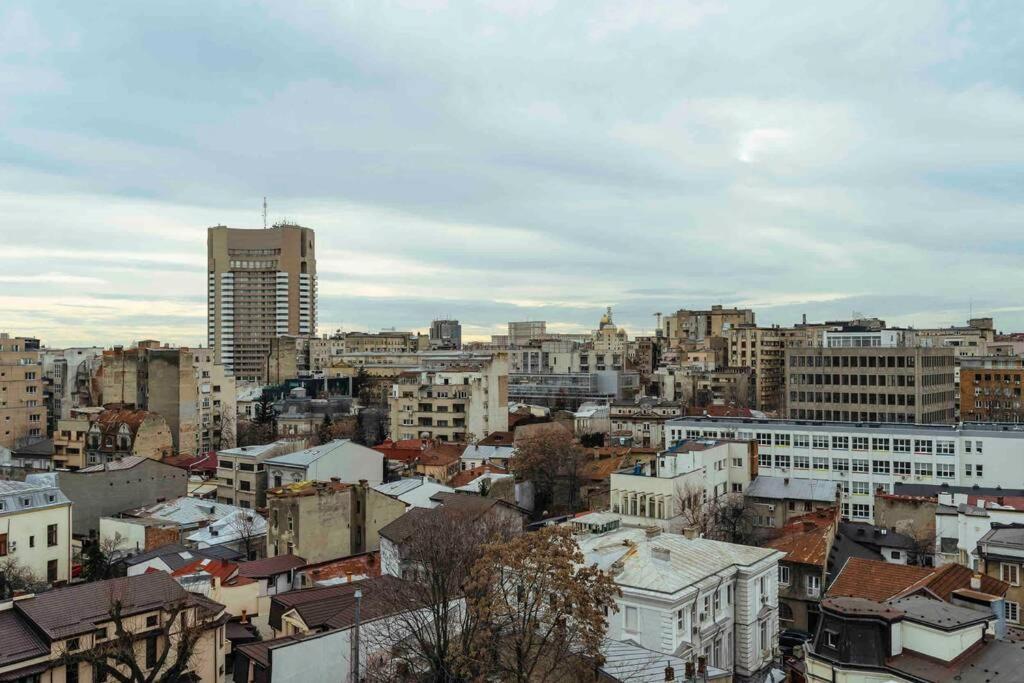 Appartamento Stunning Views - Top Location - Netflix + Balcony Bucarest Esterno foto